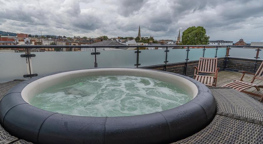 Central Penthouse with Hot Tub &amp; Views 23 — Hotel in Cheltenham