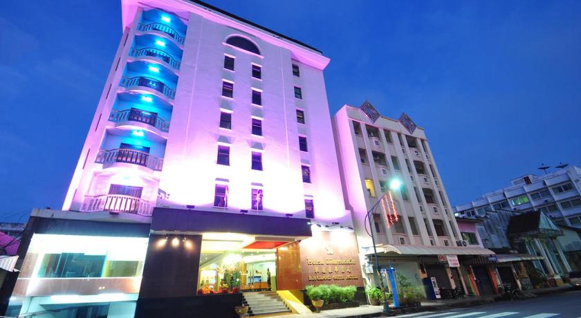 a large building with a clock on the front of it, BP Grand Suite Hotel in Hat Yai
