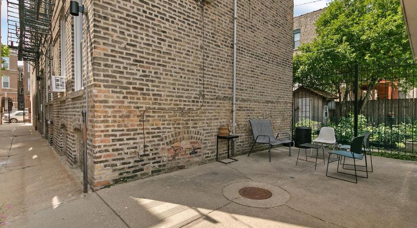Comfy & Stylish 2BR & 1BA in West Town - Erie 1R photo