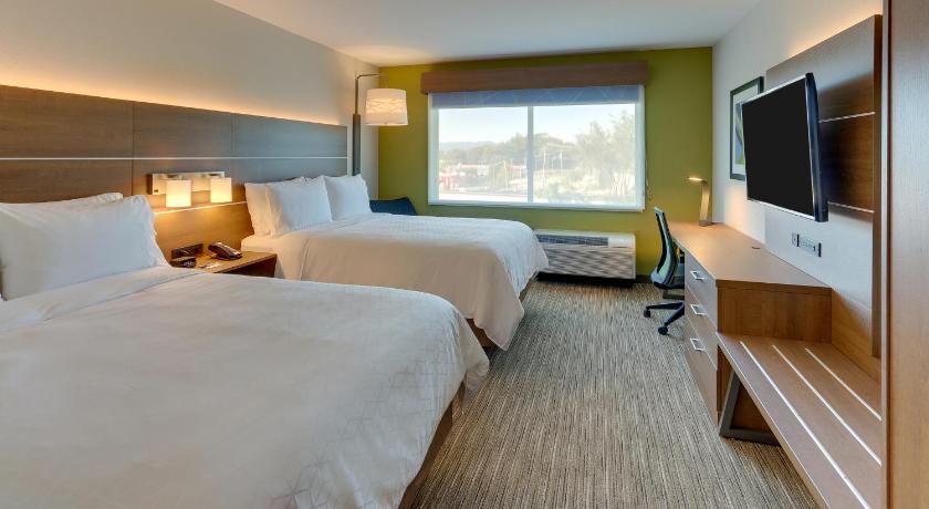 Holiday Inn Express & Suites Roanoke - Civic Center