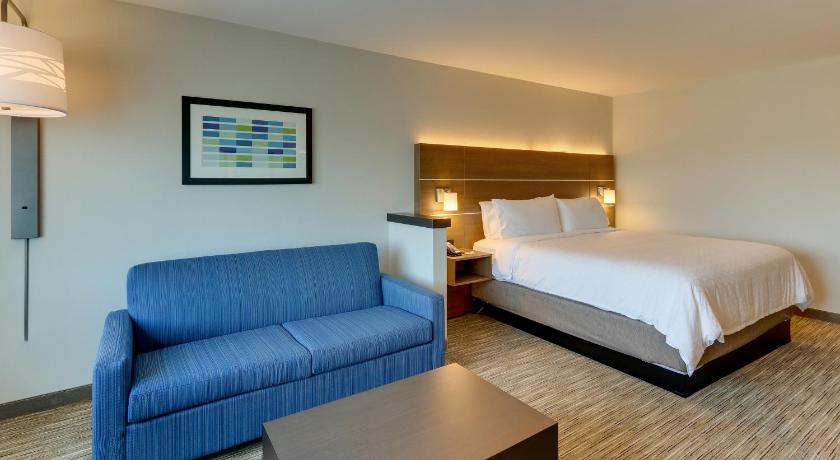 Holiday Inn Express & Suites Roanoke - Civic Center