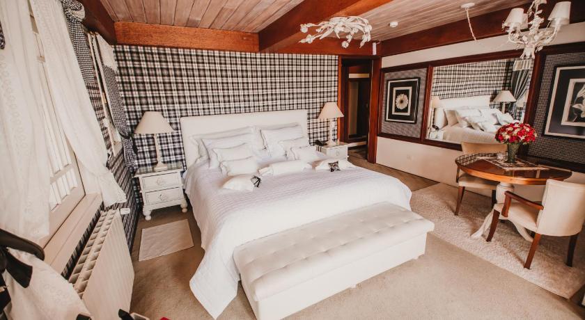 Image of Suite with Hot Tub 3