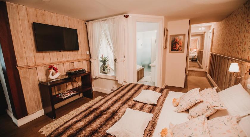 Image of Suite with Hot Tub 16
