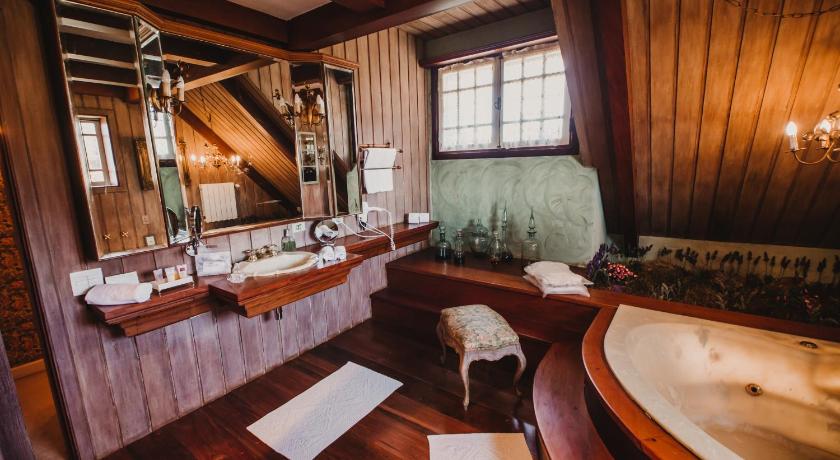 Image of Suite with Hot Tub 2