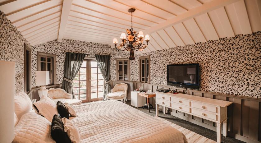Image of Suite with Hot Tub 7