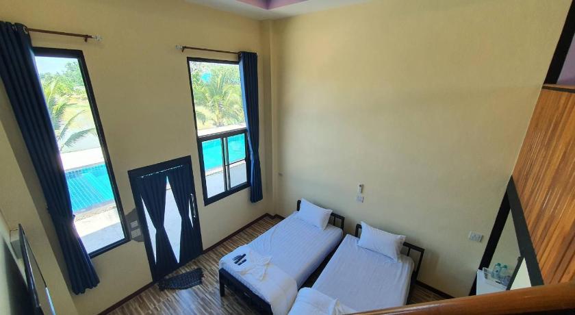 Image of Deluxe Family Suite 10