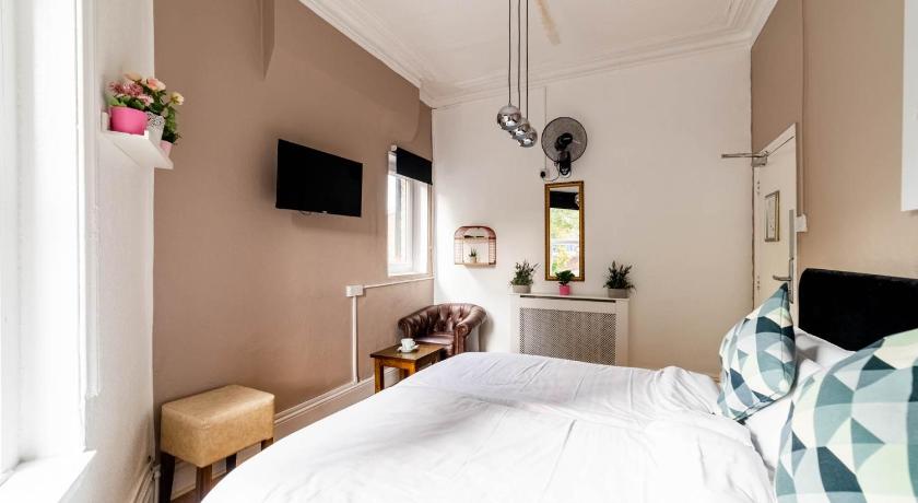 Image of Double or Twin Room with Shared Bathroom 8