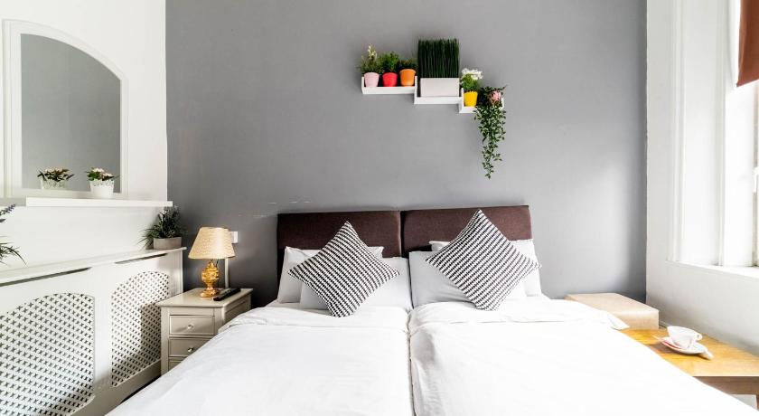 Image of Double or Twin Room with Shared Bathroom 9