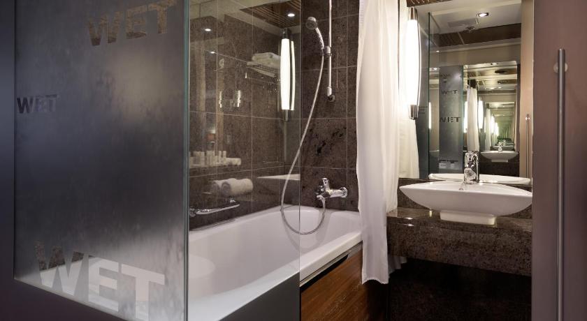 Image of Superior Room with View 8