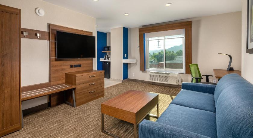 Holiday Inn Express and Suites Chatsworth