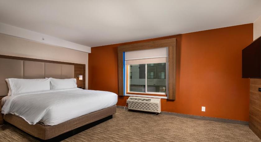 Holiday Inn Express and Suites Chatsworth