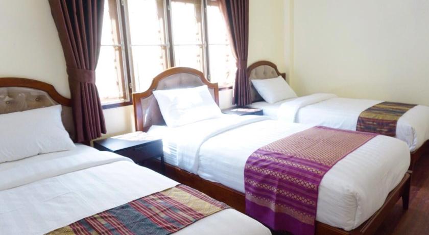 a hotel room with two beds and two lamps, punyin hotel @inthanon in Chom Thong