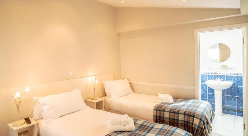 a hotel room with two beds and two lamps, The Waterfront Seafront hotel and Bistro in Portpatrick