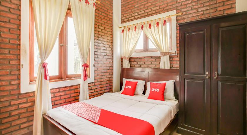a bedroom with a bed and a dresser, OYO 3896 Villa Pesona Wisata Puncak in Puncak