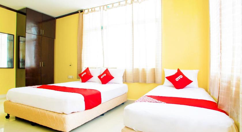 a hotel room with two beds and two lamps, Super OYO 1219 Hotel Bbk in Klang