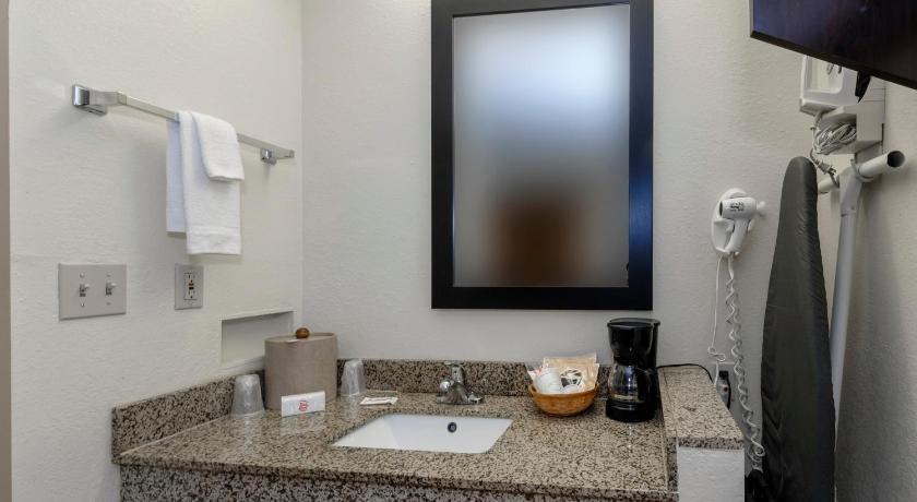 a bathroom with a sink and a mirror, Red Roof Inn Ft Myers in Fort Myers (FL)
