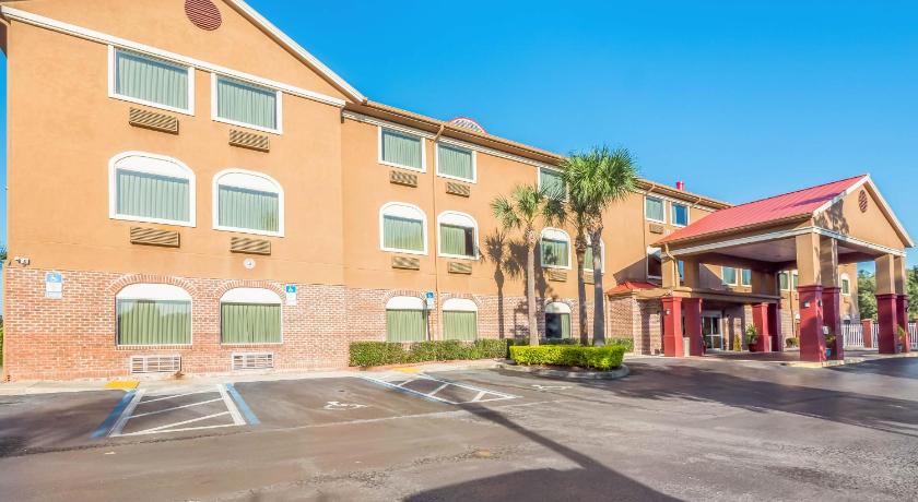 a large building with a large window on the side of the building, Red Roof Inn Ocala in Ocala (FL)