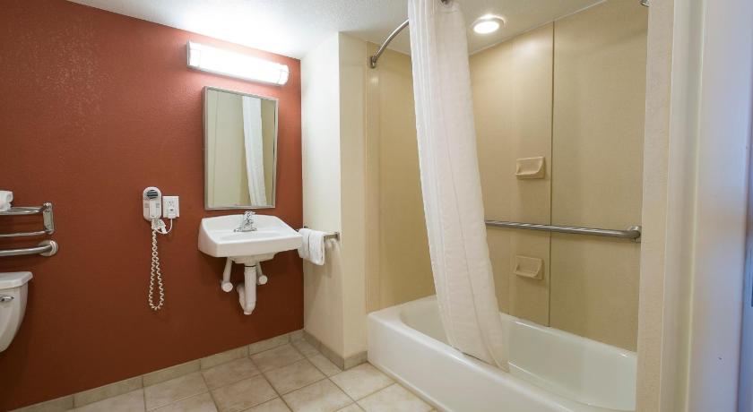 Red Roof Inn & Suites Philadelphia - Bellmawr