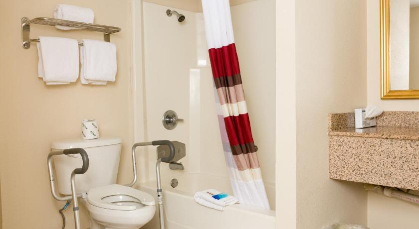Red Roof Inn & Suites Pigeon Forge Parkway photo