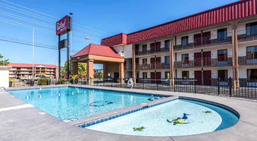Red Roof Inn & Suites Pigeon Forge Parkway photo