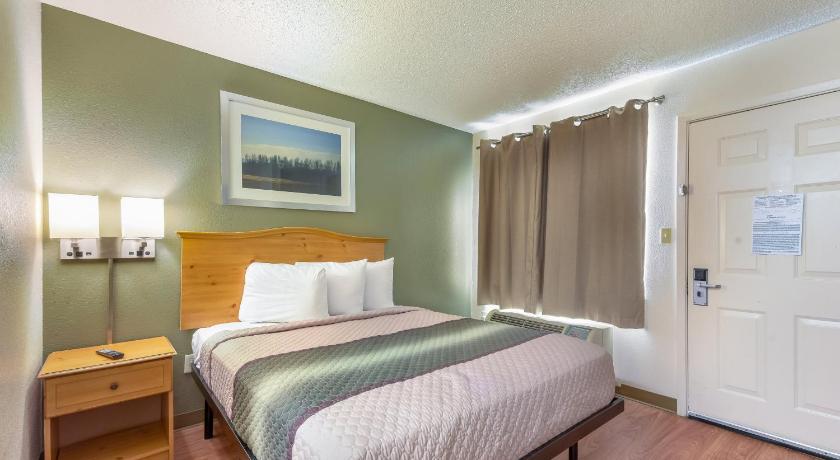 HomeTowne Studios Dallas - North Addison/ Tollway photo