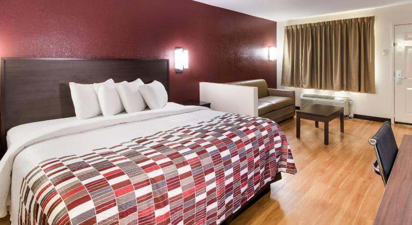 Red Roof Inn & Suites Commerce - Athens photo