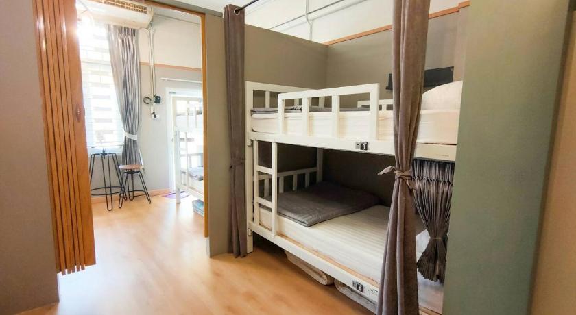 a room with a bed and a bunk bed, Hub Hostel Hatyai in Hat Yai