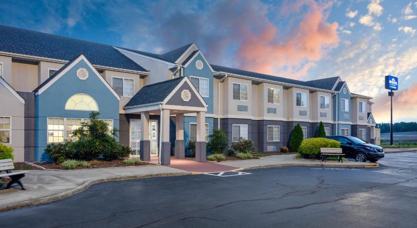 Microtel Inn & Suites by Wyndham Burlington