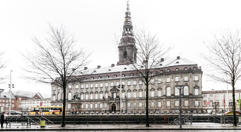 Lavish 4BR Flat in the Heart of CPH by The Canals photo