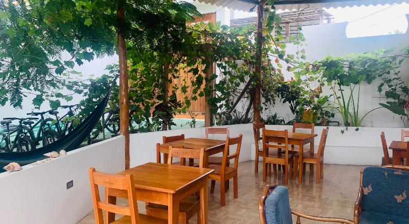 Hostal White House Galapagos photo