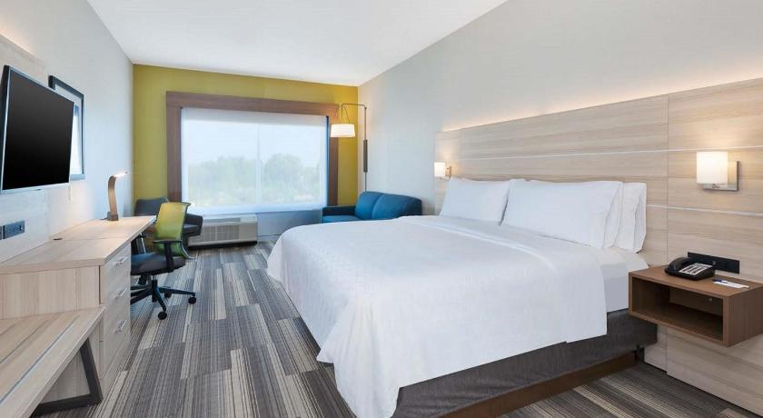 Holiday Inn Express and Suites Grand Rapids Airport- South