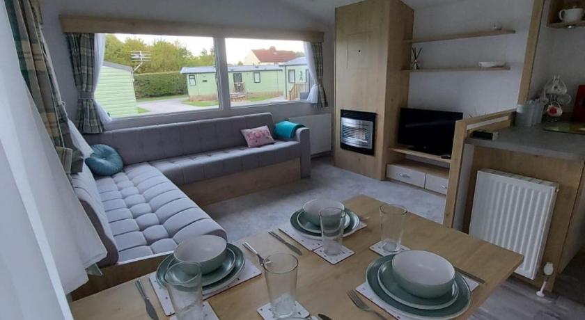 Woofles Luxury Caravan at Knaresborough Lido — Hotel in Harrogate