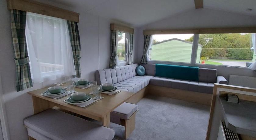 Woofles Luxury Caravan at Knaresborough Lido photo