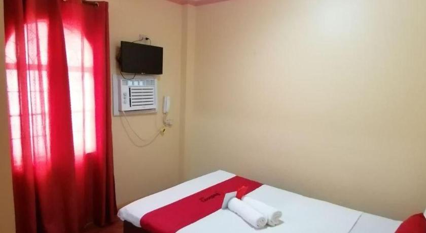 a bedroom with a bed and a lamp, RedDoorz near SM Batangas City in Batangas