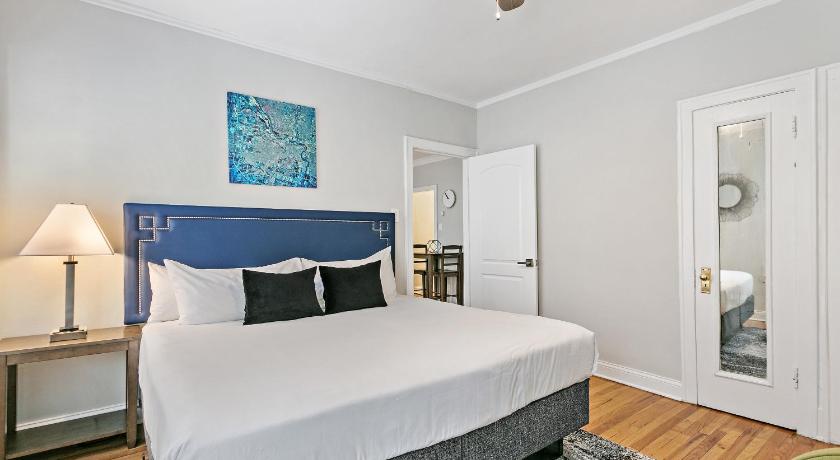 Lively Rejuvenating 1BR in Outstanding Location - Roscoe 2M photo