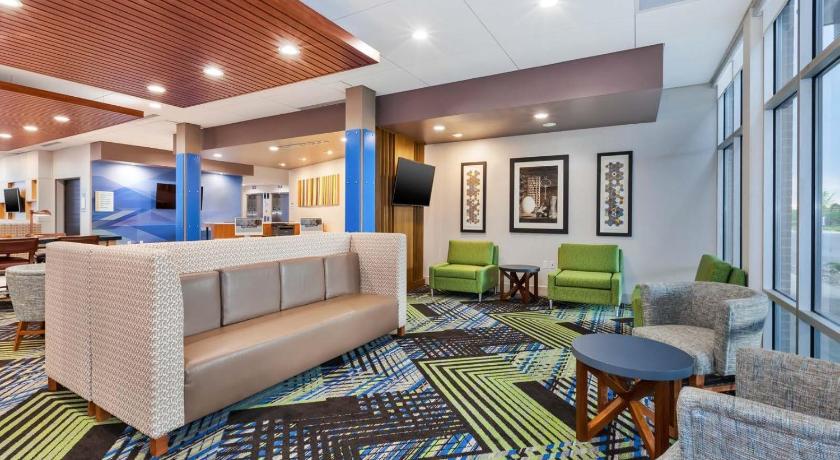 Holiday Inn Express and Suites Grand Rapids Airport- South