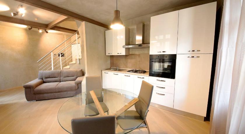 a living room filled with furniture and a kitchen, Vieille maison in Aosta