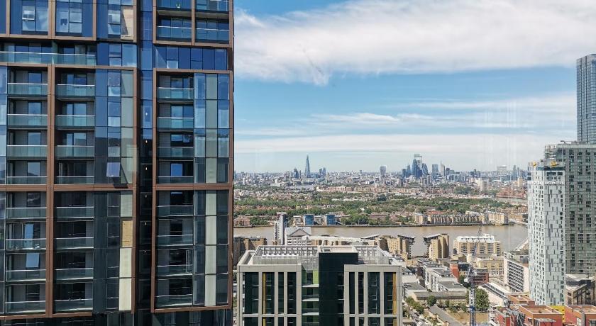 Canary Wharf by Charles Hope - image 6
