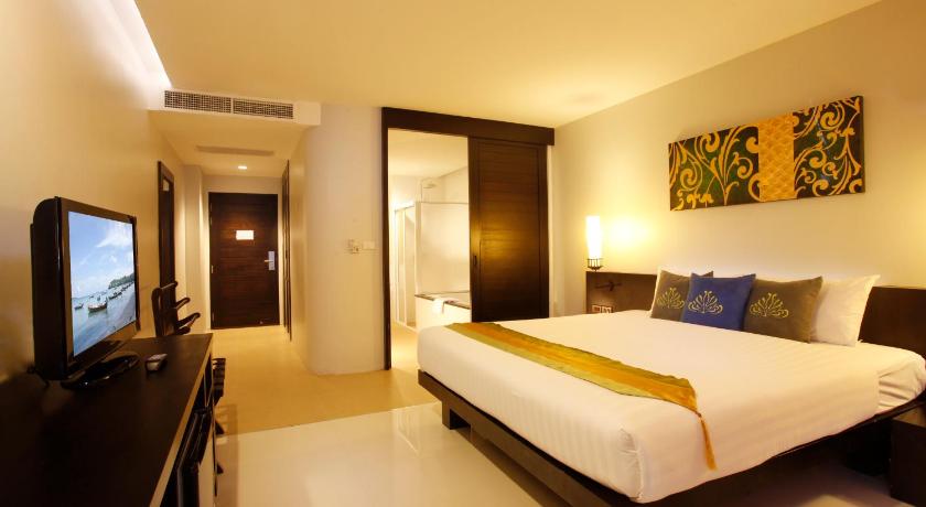 Image of Deluxe Pool Access 5