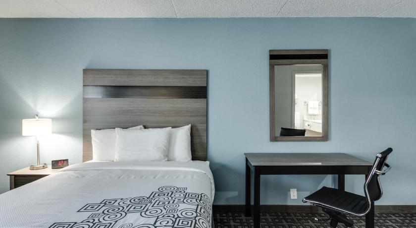 Days Inn & Suites by Wyndham Spokane photo