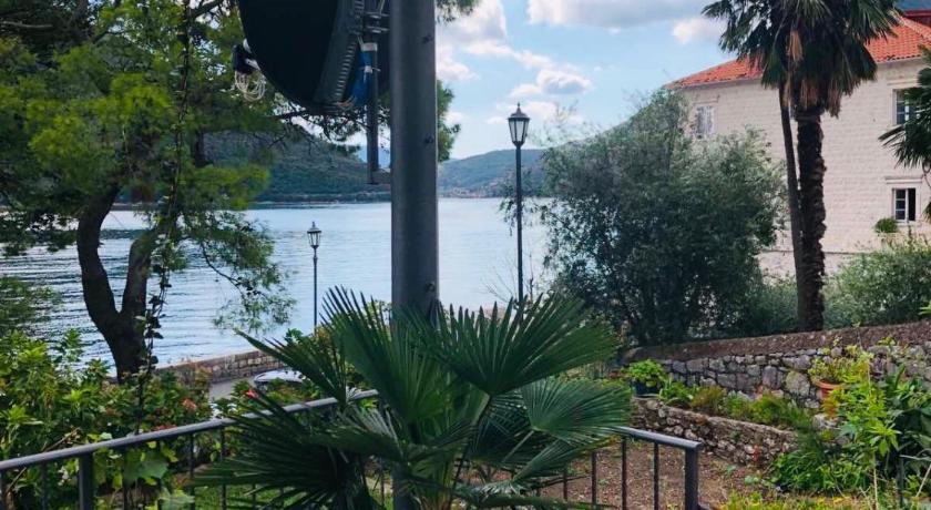 Sunny Port Apartment &amp; Rooms — Hotel in Perast