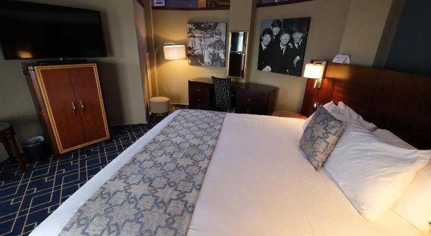 Image of Junior Queen Suite with Lounge 3