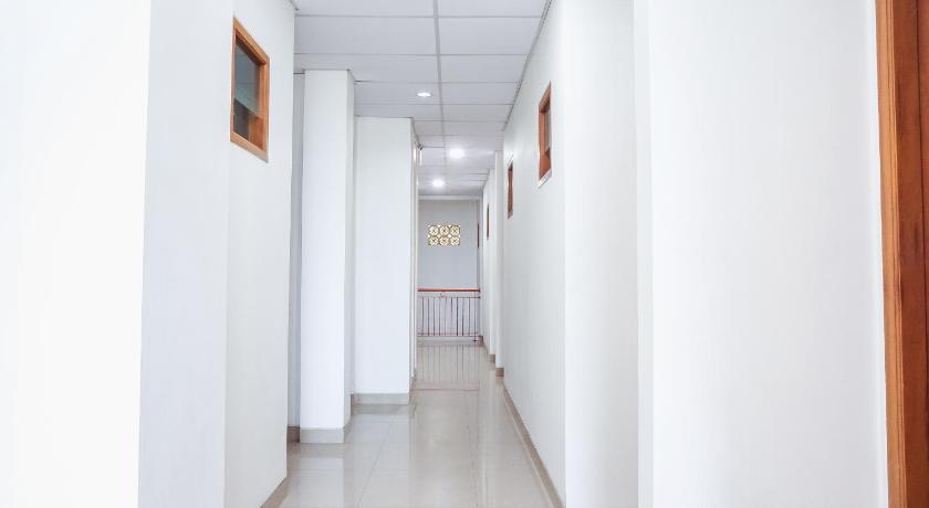 OYO 106 Sarkawi Residence Near Kartini Hospital photo