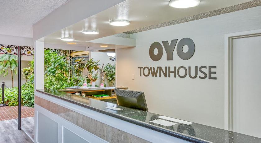 OYO Townhouse Tulsa Woodland Hills