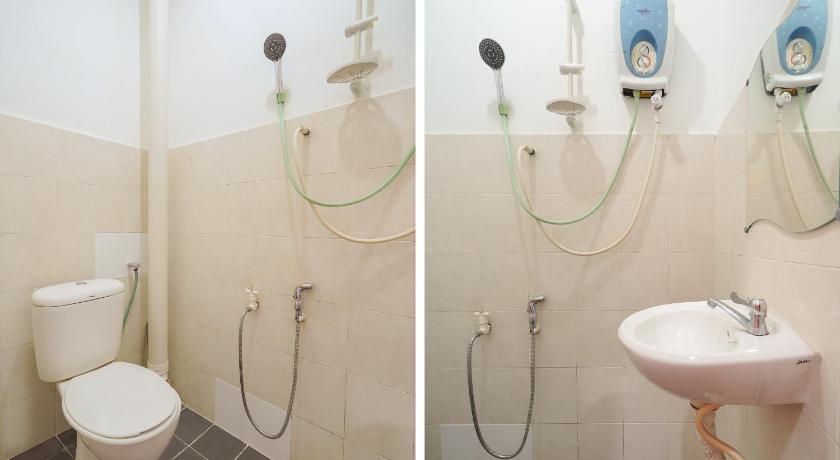 a bathroom with a toilet and a shower stall, OYO 89710 Saujana CT View Hotel in Sungai Petani