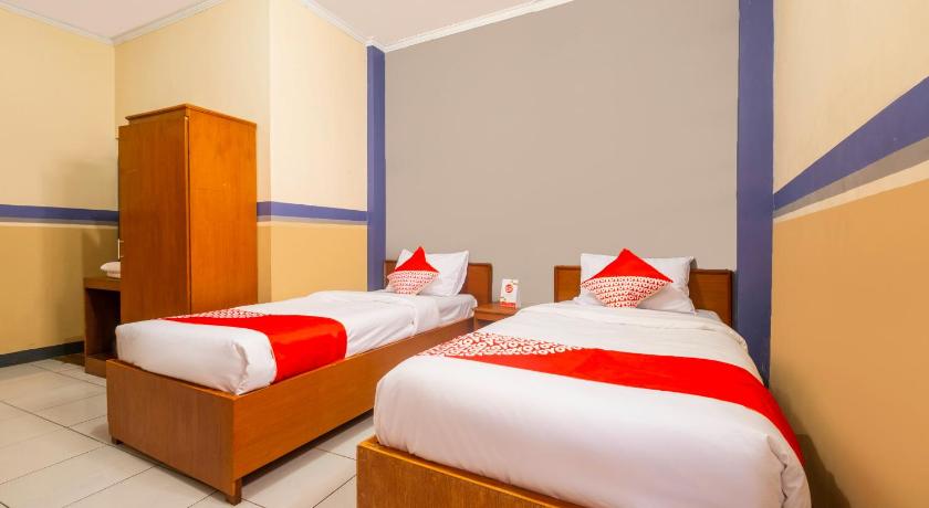 a hotel room with two beds and two lamps, OYO 2625 Pondok Penginapan Patradisa in Bandung