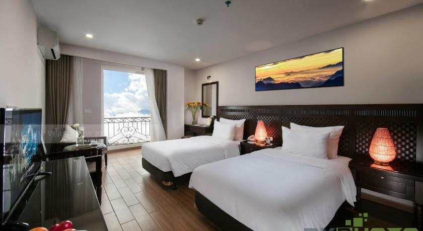 Image of Executive Mountain View Room with King Bed 3