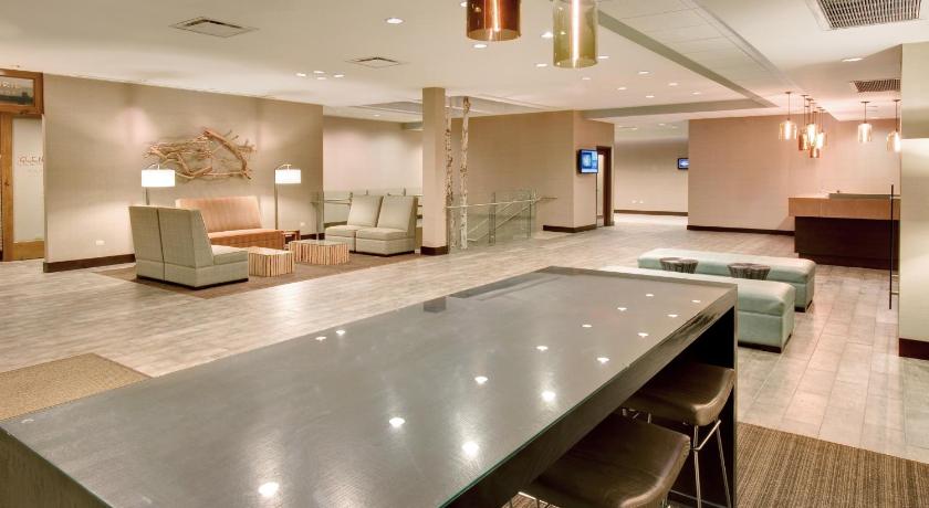 a large kitchen with a large counter top, Crowne Plaza Hotel Glen Ellyn/Lombard in Glen Ellyn (IL)