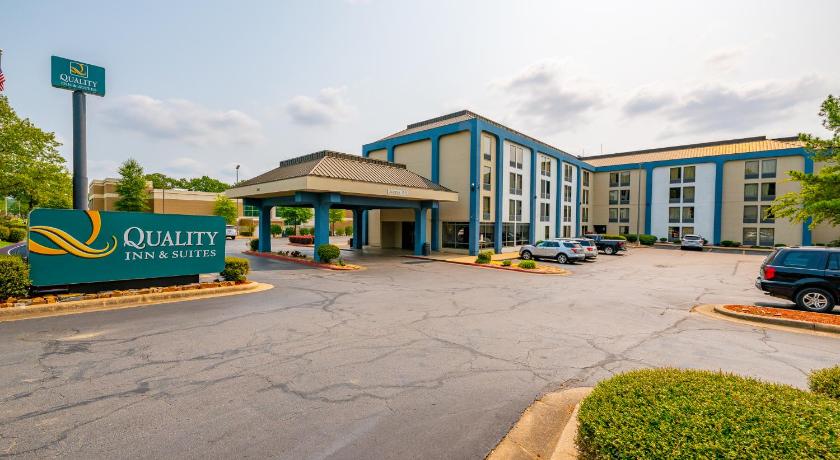 a large building with a sign on the side of it, Quality Inn & Suites in North Little Rock (AR)