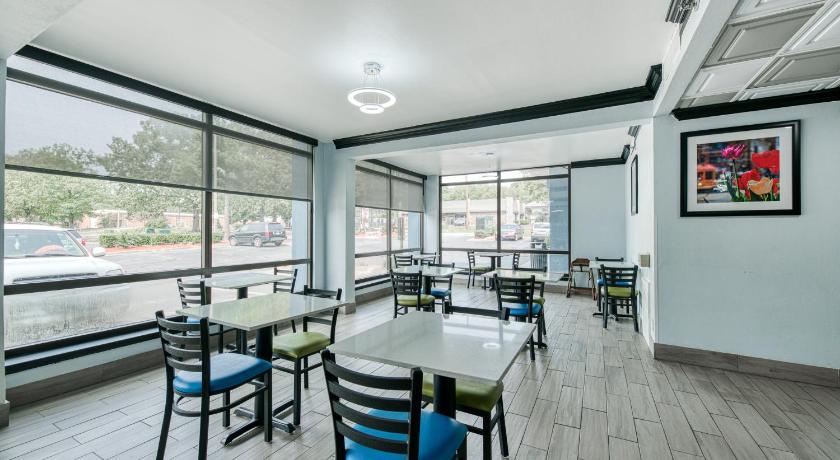 a dining room filled with tables and chairs, Quality Inn & Suites in North Little Rock (AR)
